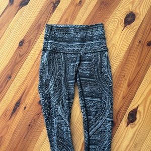 Lululemon size 4 black and white excellent condition